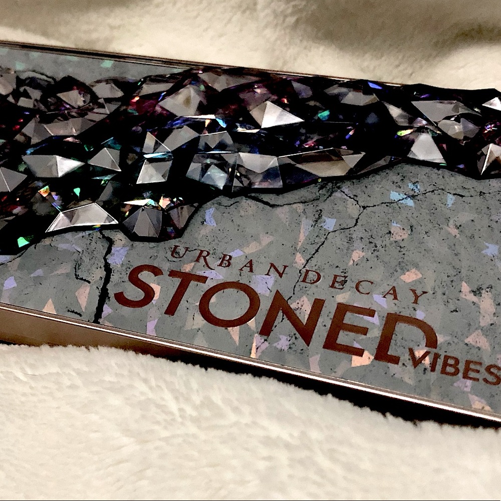 Urban Decay Stoned Vibes Eyeshadow Palette (NEVER USED)